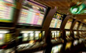 Tampilan dealer langsung blackjack di studio solitaired
